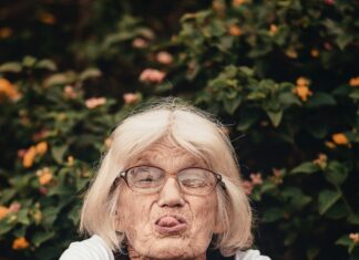 100 letá Iris Apfel neustále dokazuje, že věk je jen číslo: Co je tajemstvím její životní jiskry?