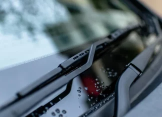 Zjistěte, zda nepotřebujete pořídit nové stěrače na auto